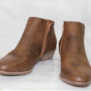 Dominique Nicole Brown Ankle Boots (9m)
